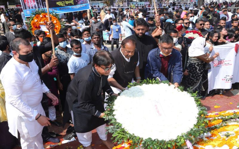 ধানমন্ডি সোসাইটির পক্ষে শহীদদের স্মরণে পুষ্পস্তবক অর্পণ