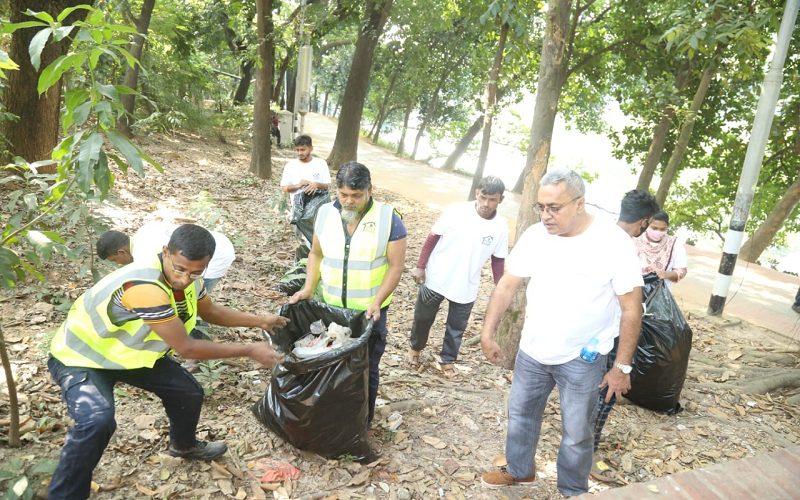 ধানমন্ডি সোসাইটির পরিস্কার পরিচ্ছন্নতা কর্মসূচী অনুষ্ঠিত