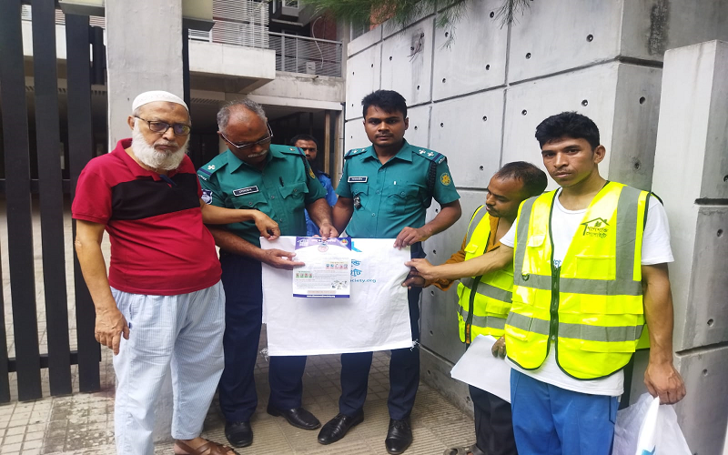 কোরবানির বর্জ্য ফেলার ব্যাগ বিতরণ এবং ডেঙ্গু বিষয়ে সচেতন করার নিমিত্তে লিফলেট বিতরণ ক করা হয়।
