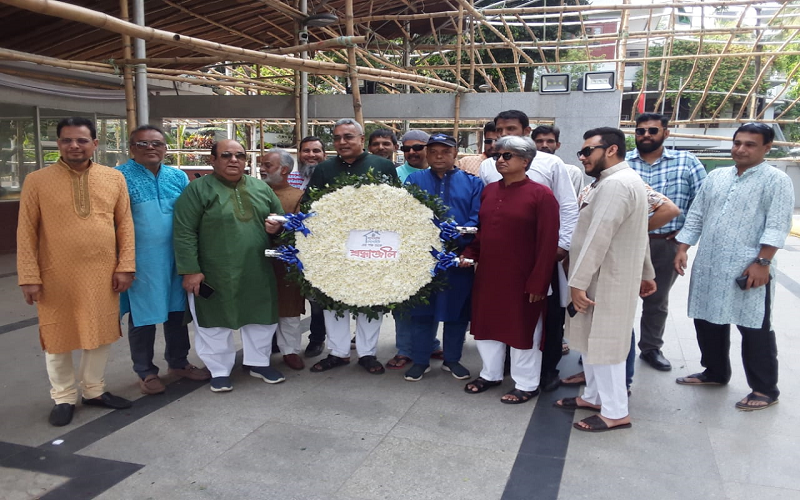 আজ ২৬‘ মার্চ মহান স্বাধীনতা দিবস উপলক্ষে বঙ্গবন্ধুর প্রতিকৃতির বেদীমূলে পুষ্পস্তবক অর্পন