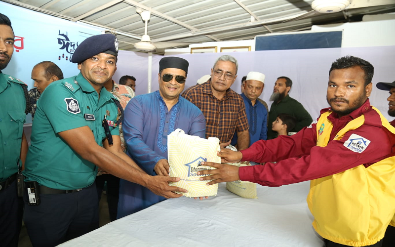 ধানমন্ডি সোসাইটির উদ্যোগে ধানমন্ডি ট্রাফিক কমিউনিটি পুলিশ ও ধানমন্ডি সোসাইটির নিরাপত্তাকর্মীদের মাঝে ঈদ সামগ্রী বিতরন